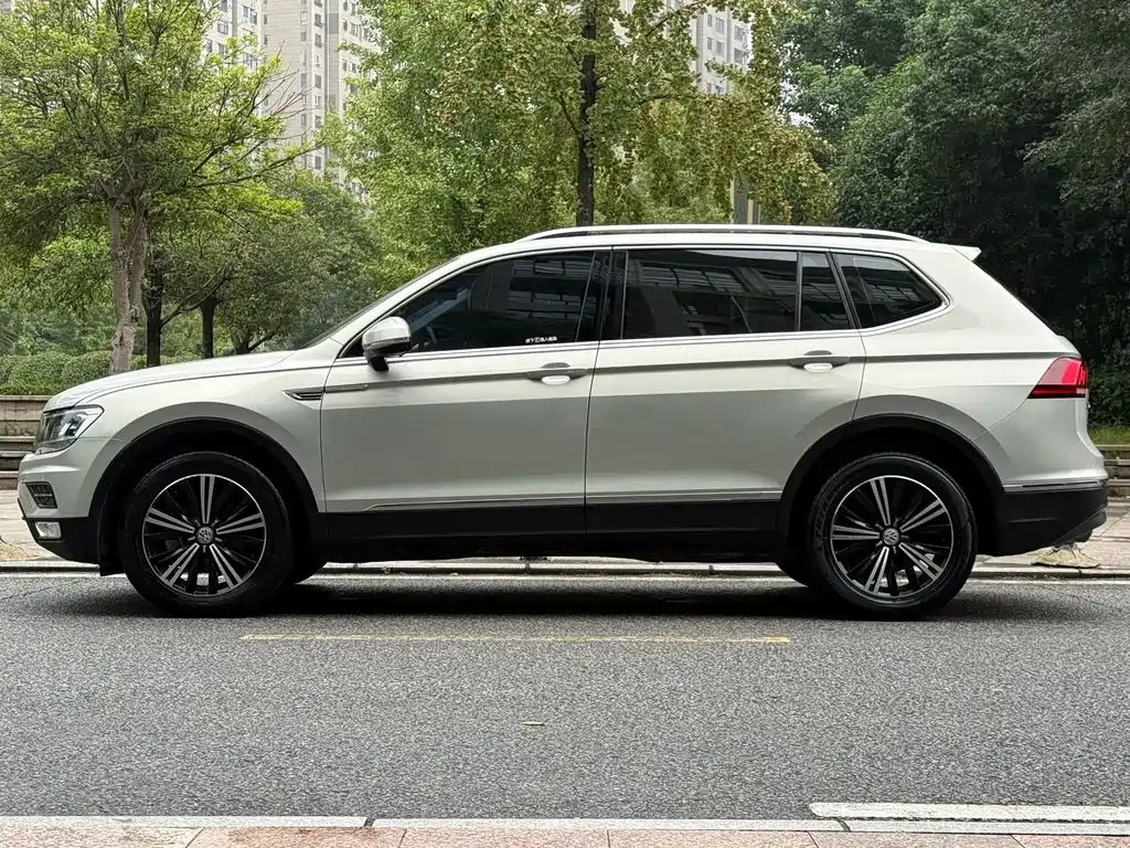 Volkswagen Tiguan L — фото 5