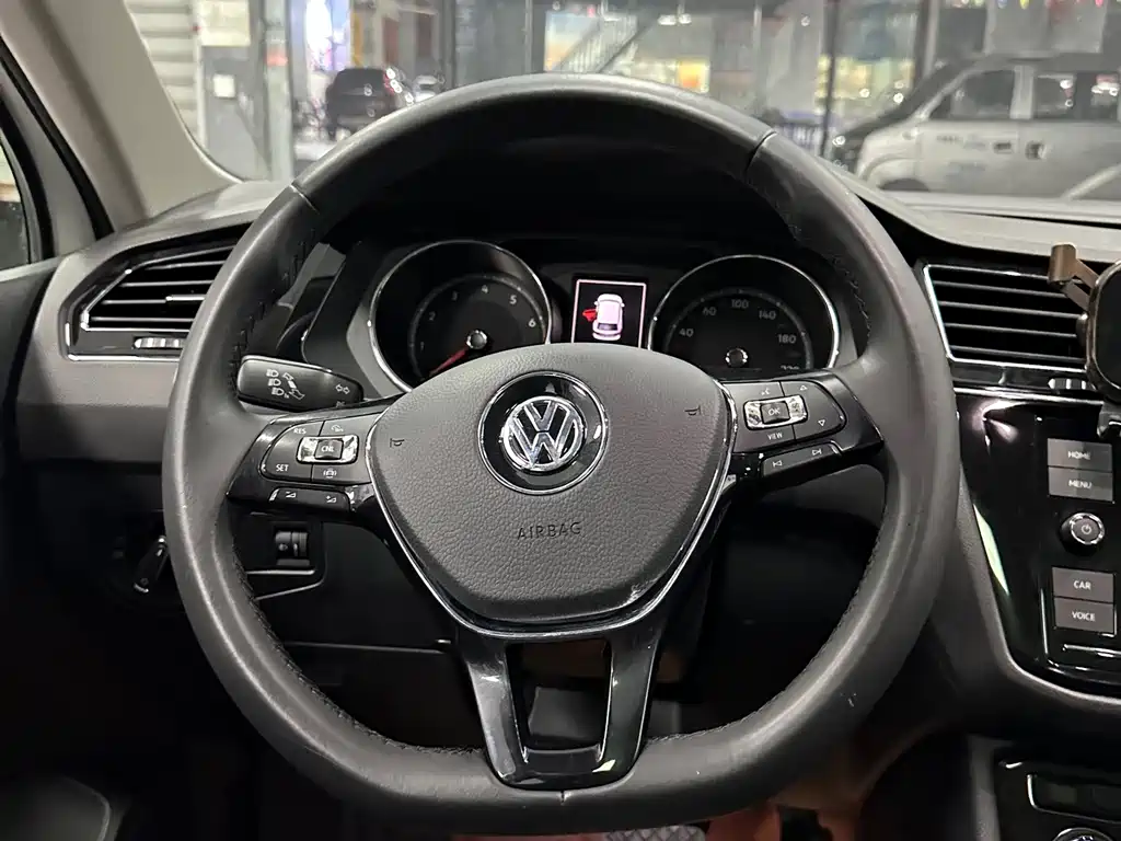 Volkswagen Tiguan L — фото 18