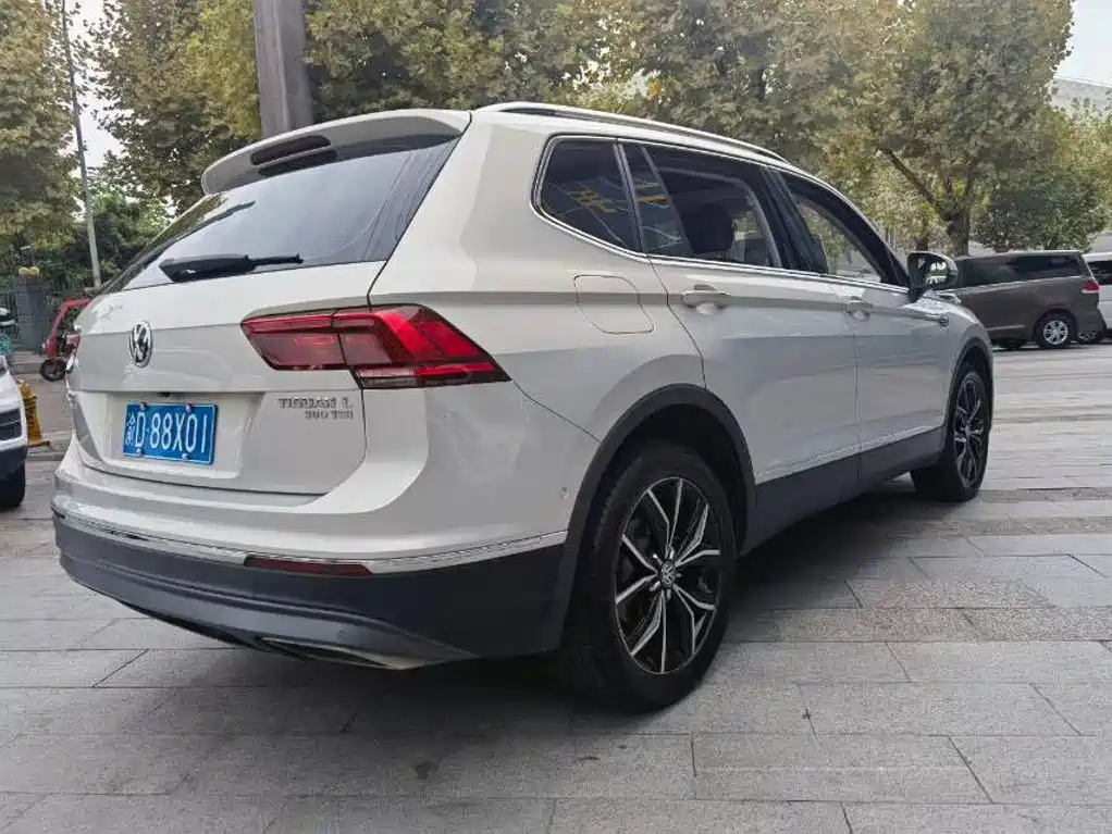 Volkswagen Tiguan L — фото 9