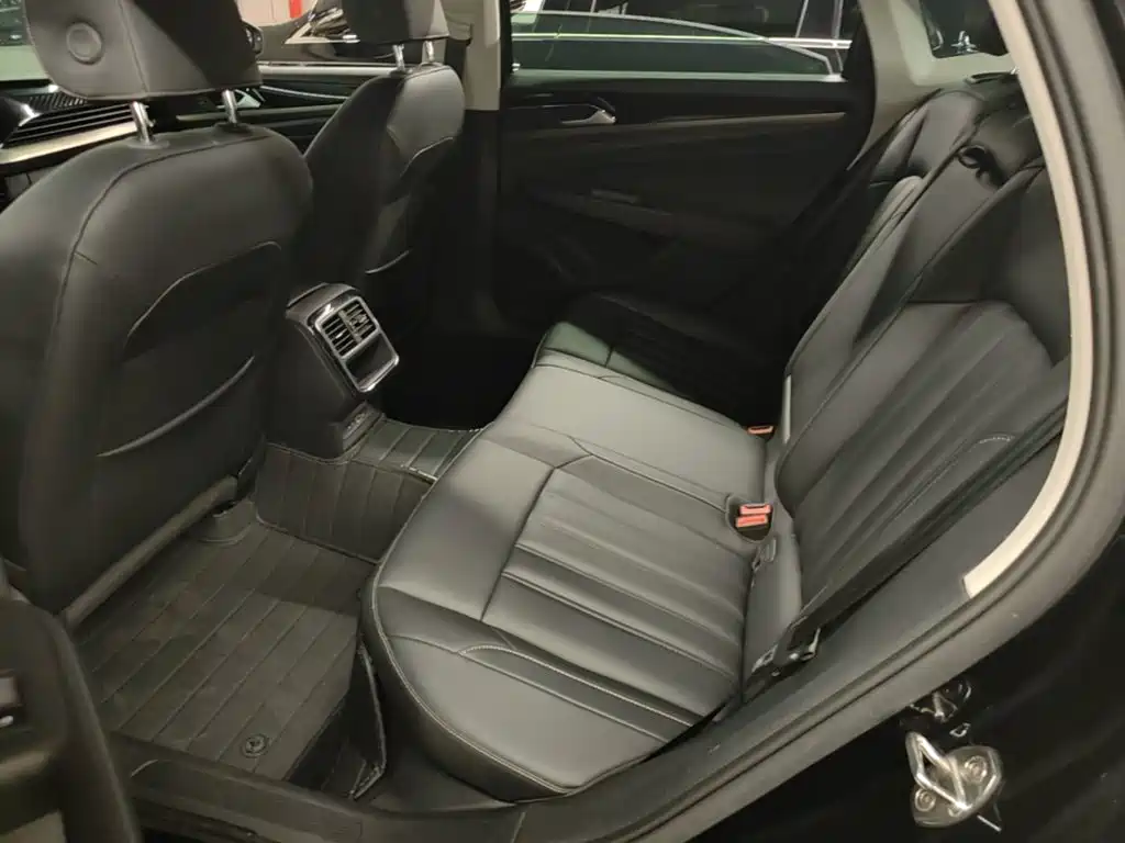Volkswagen Passat — фото 17