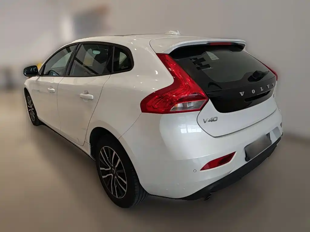 Volvo V40 — фото 7