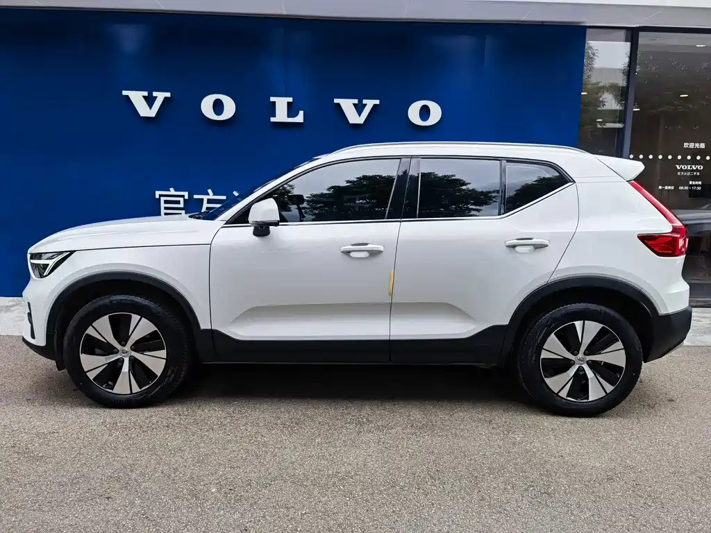 Volvo XC40 — фото 4