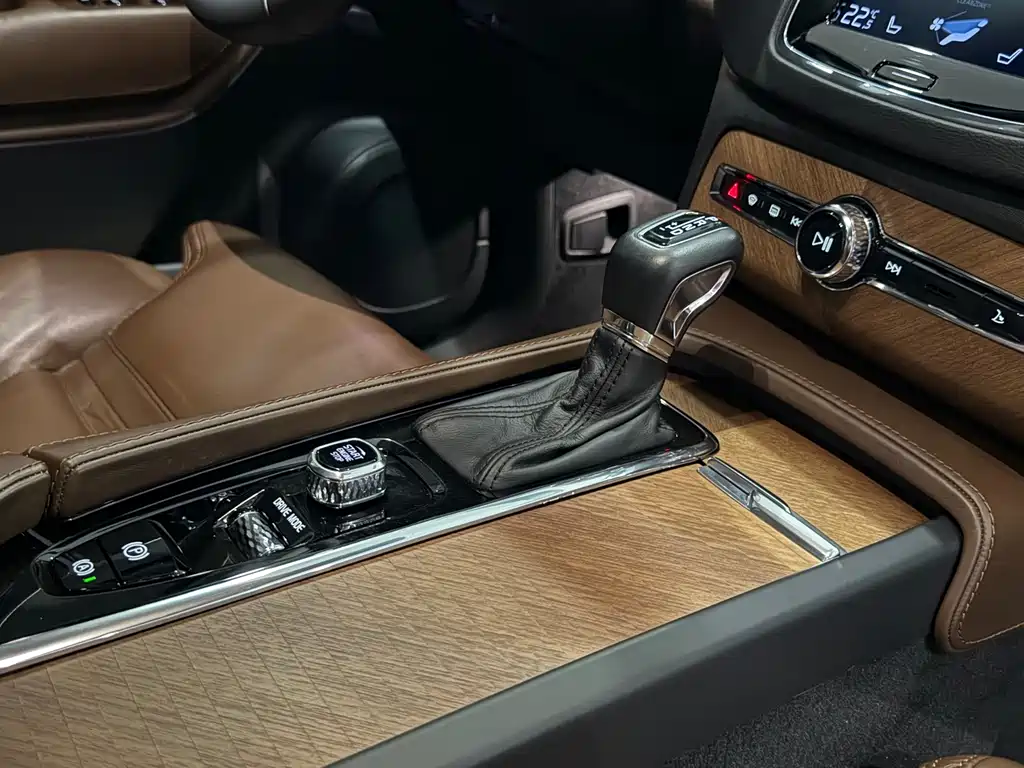 Volvo XC90 — фото 14