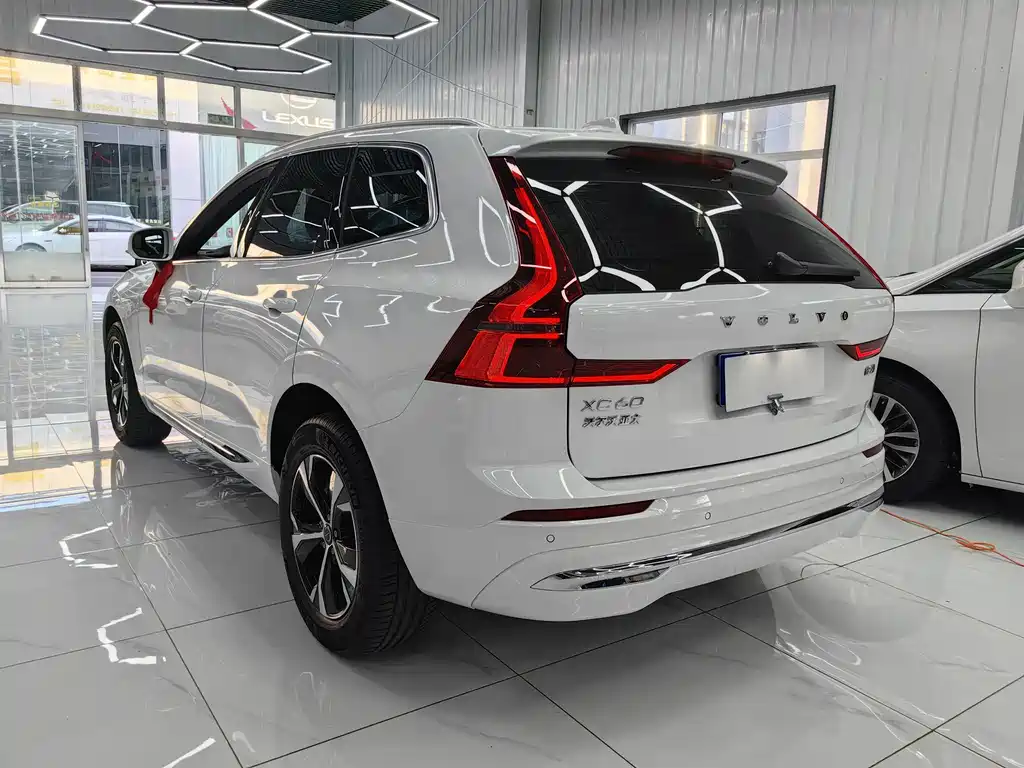 Volvo XC60 — фото 9