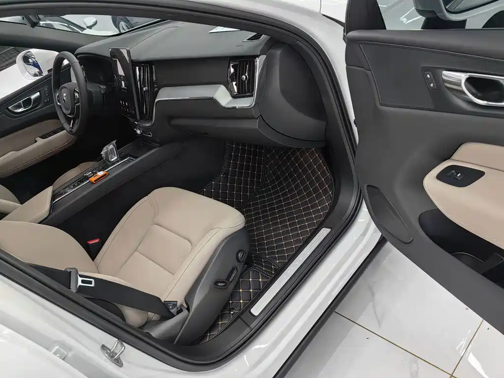 Volvo XC60 — фото 10