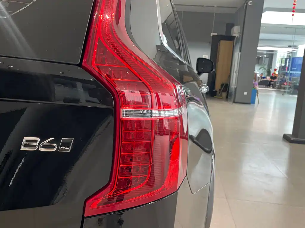 Volvo XC90 — фото 11