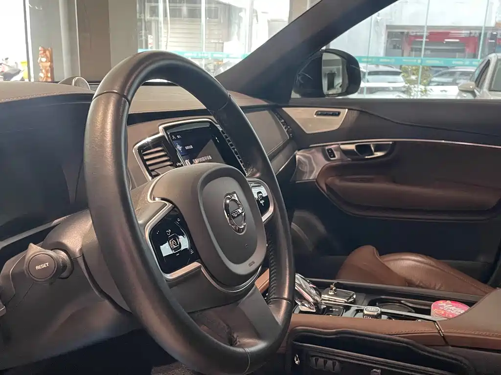 Volvo XC90 — фото 17