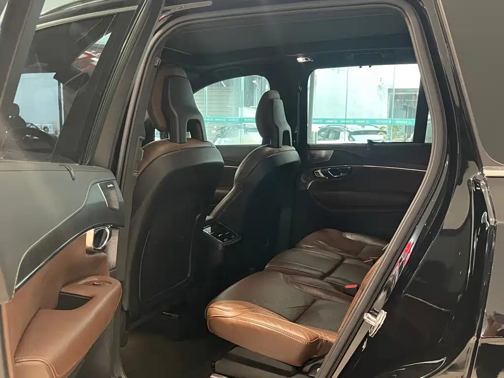 Volvo XC90 — фото 20