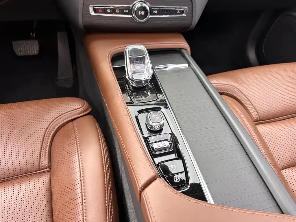 Volvo XC90 — фото 15