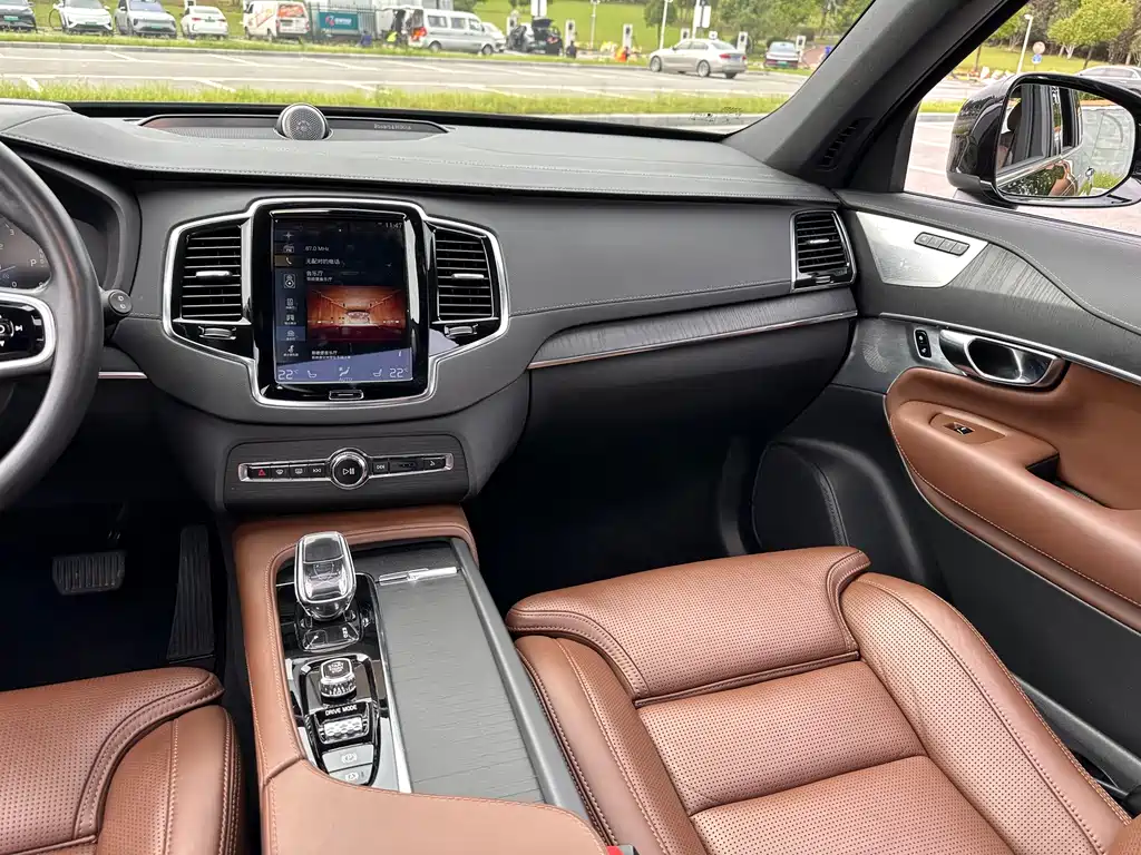 Volvo XC90 — фото 17