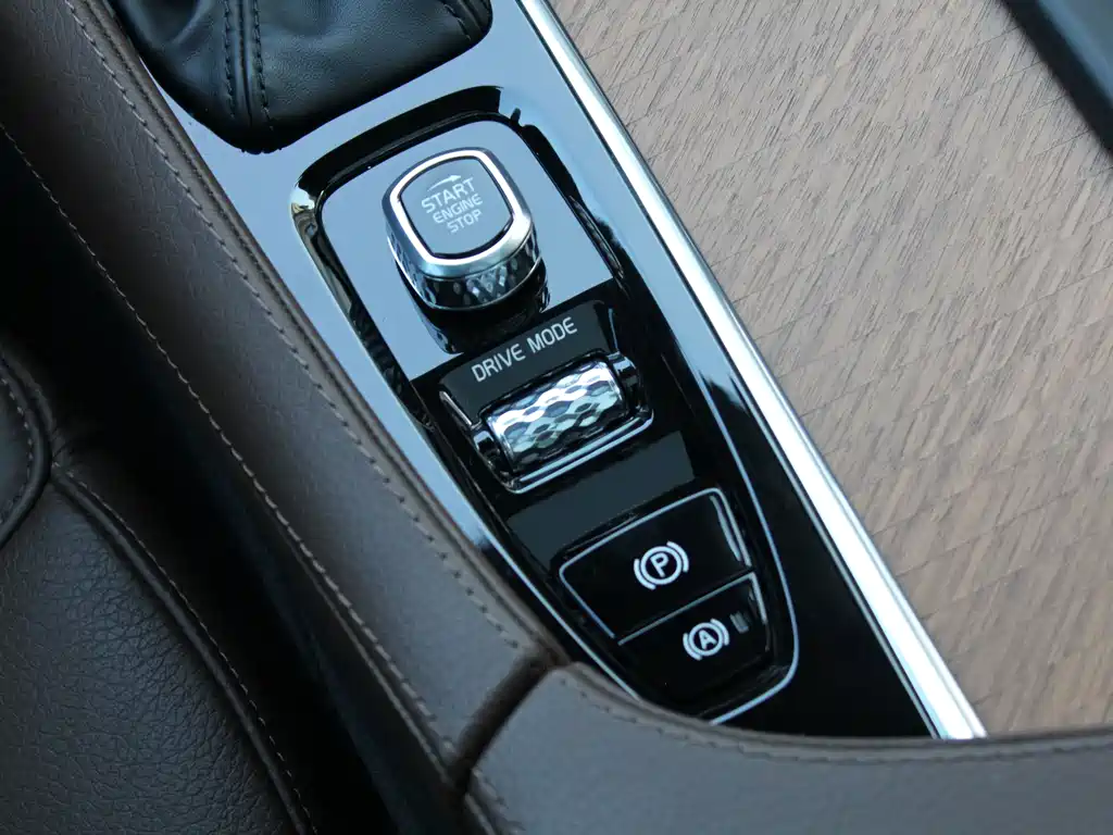 Volvo XC90 — фото 11