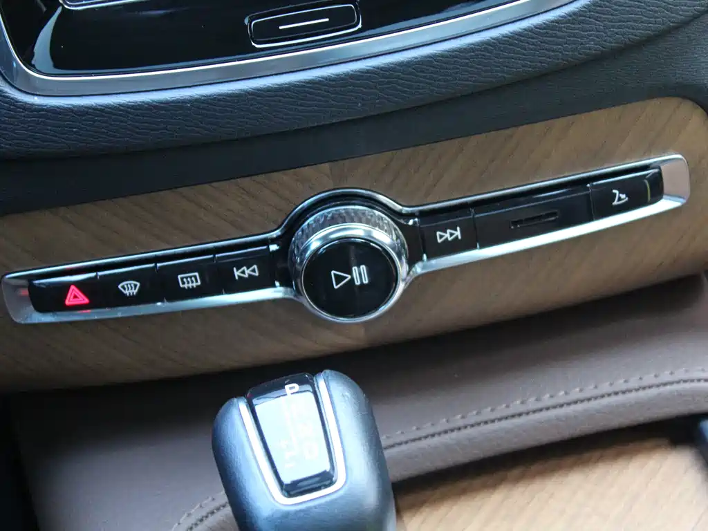 Volvo XC90 — фото 17
