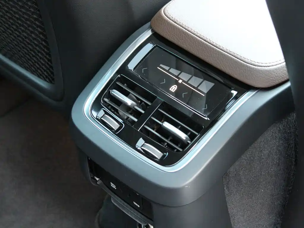 Volvo XC90 — фото 24