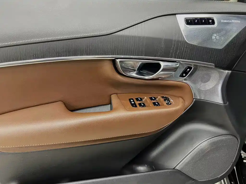 Volvo XC90 — фото 15