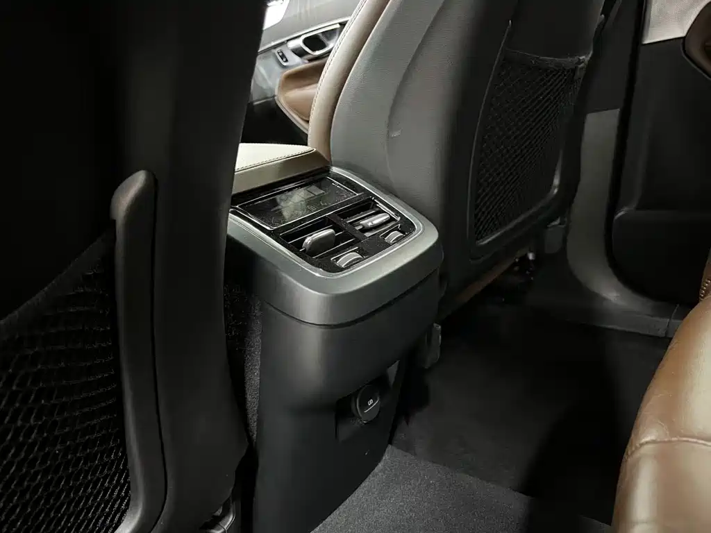 Volvo XC90 — фото 18