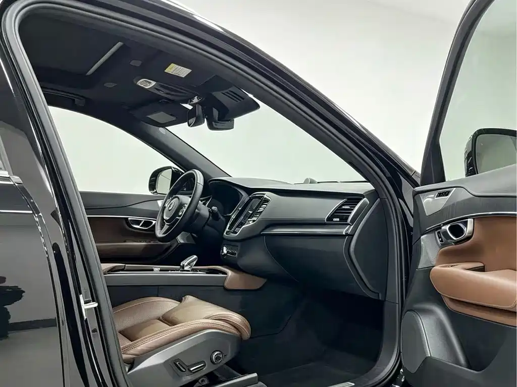 Volvo XC90 — фото 10