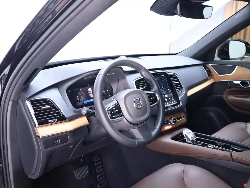 Volvo XC90 — фото 11