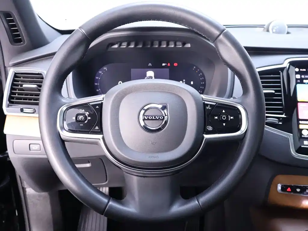 Volvo XC90 — фото 16