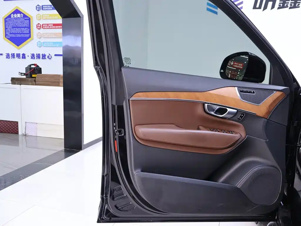 Volvo XC90 — фото 18