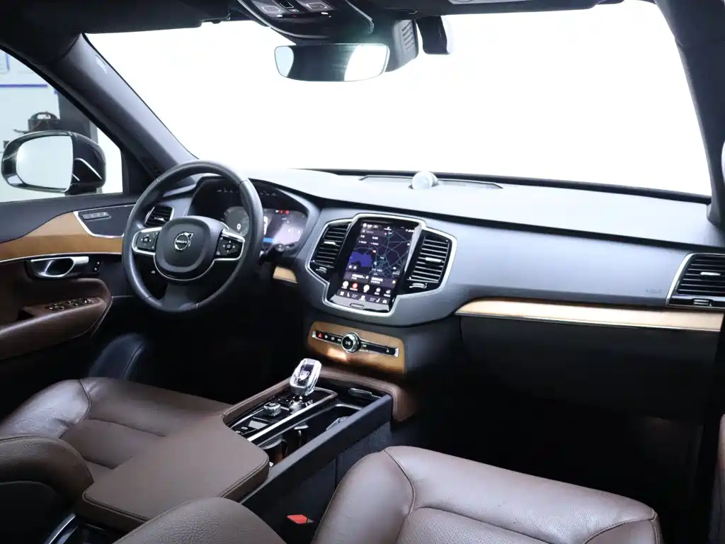 Volvo XC90 — фото 20