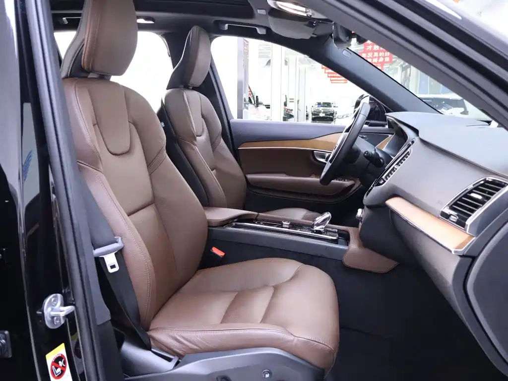 Volvo XC90 — фото 21