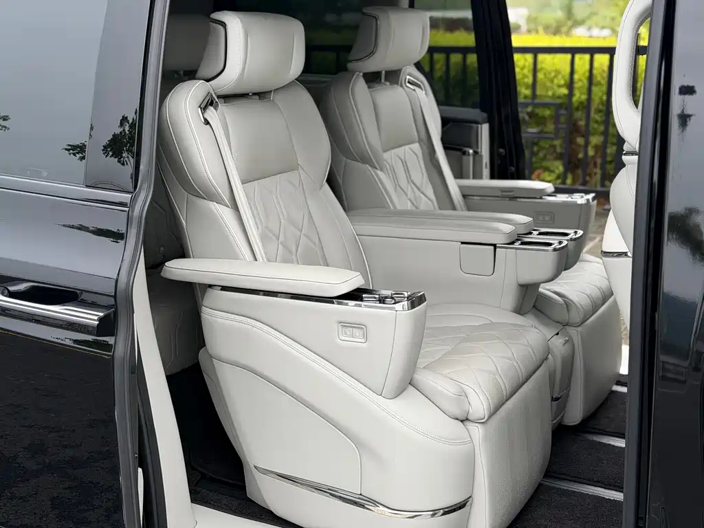 Volvo EM90 — фото 14