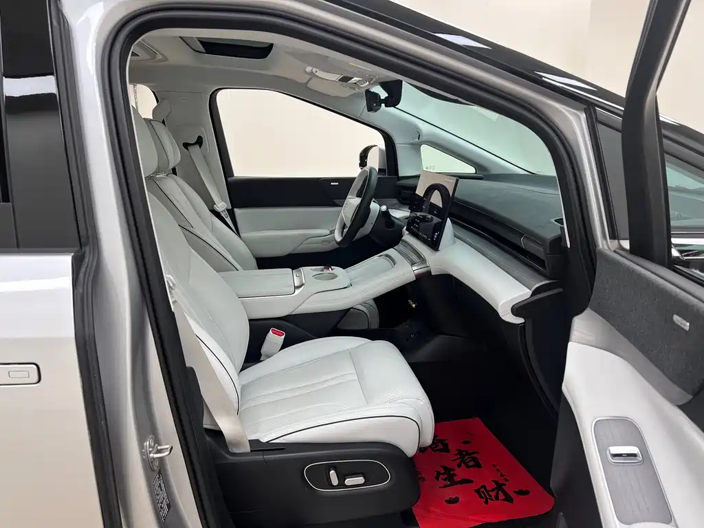 XPeng X9 — фото 29