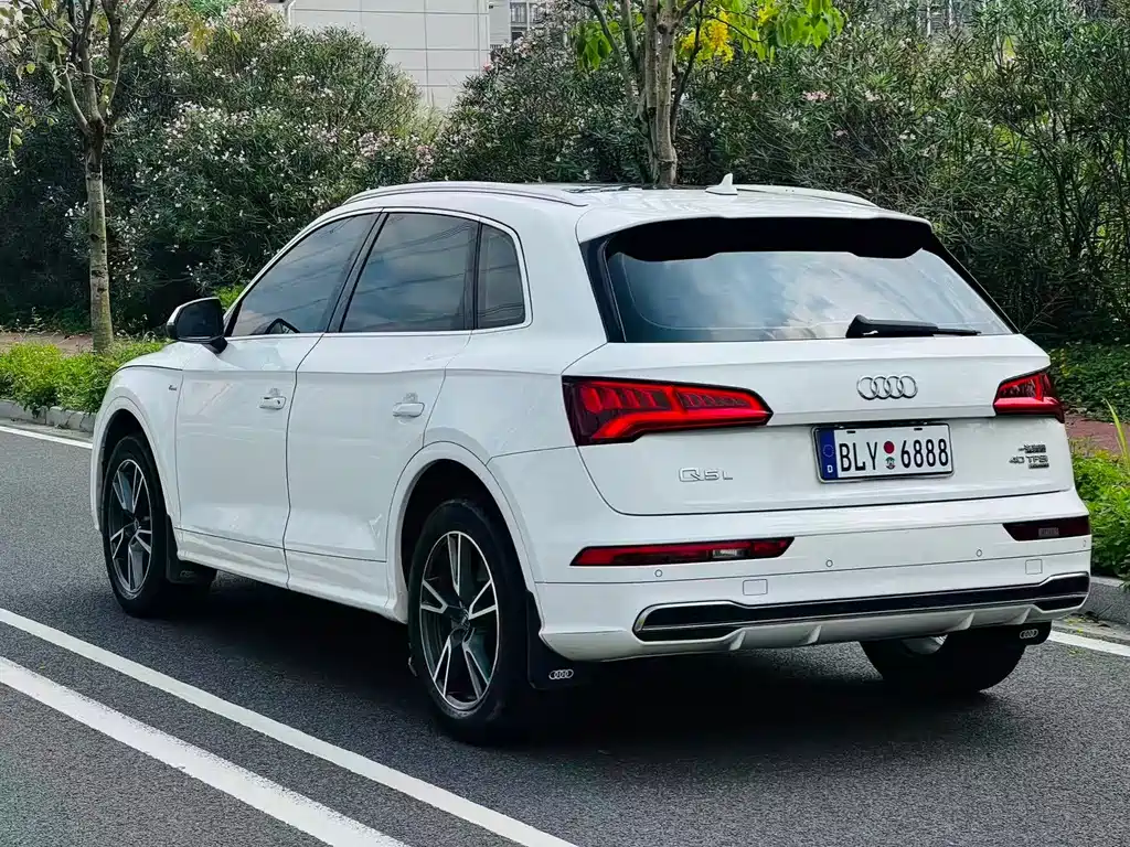 Audi Q5L — фото 5