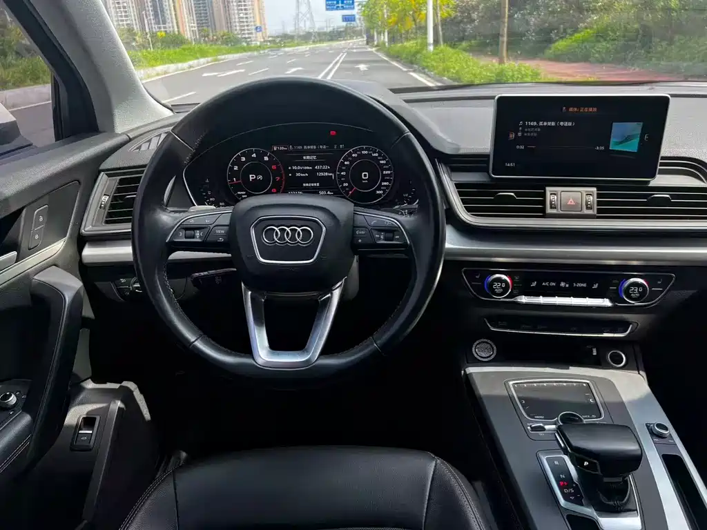Audi Q5L — фото 10