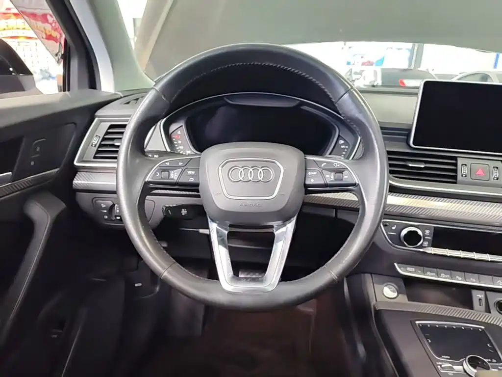 Audi Q5L — фото 11