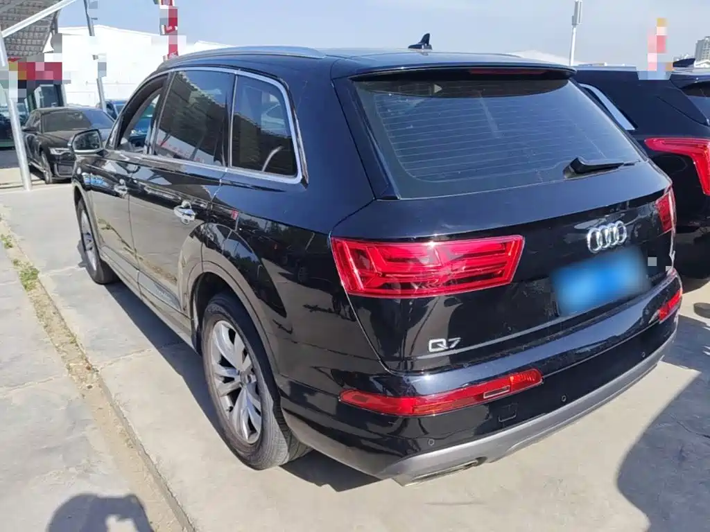 Audi Q7 — фото 23