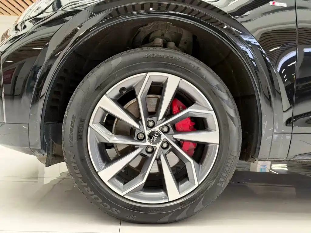 Audi Q5L — фото 22