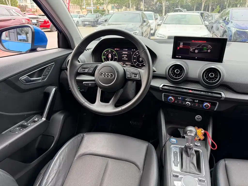 Audi Q2L e-tron — фото 11