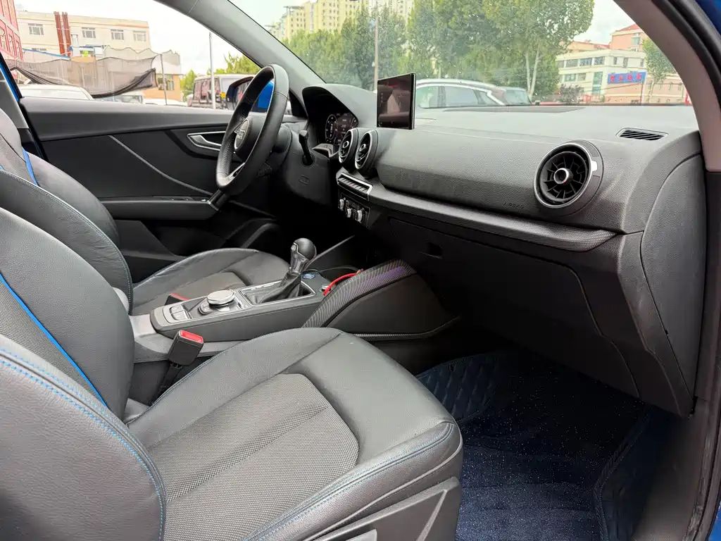 Audi Q2L e-tron — фото 14