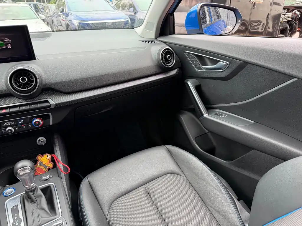 Audi Q2L e-tron — фото 10