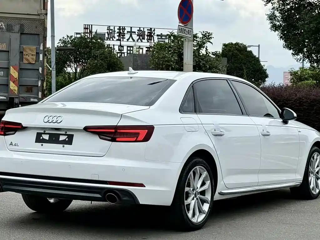 Audi A4L — фото 5
