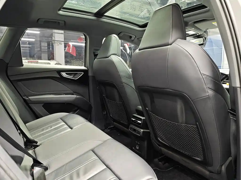 Audi Q4 e-tron — фото 10