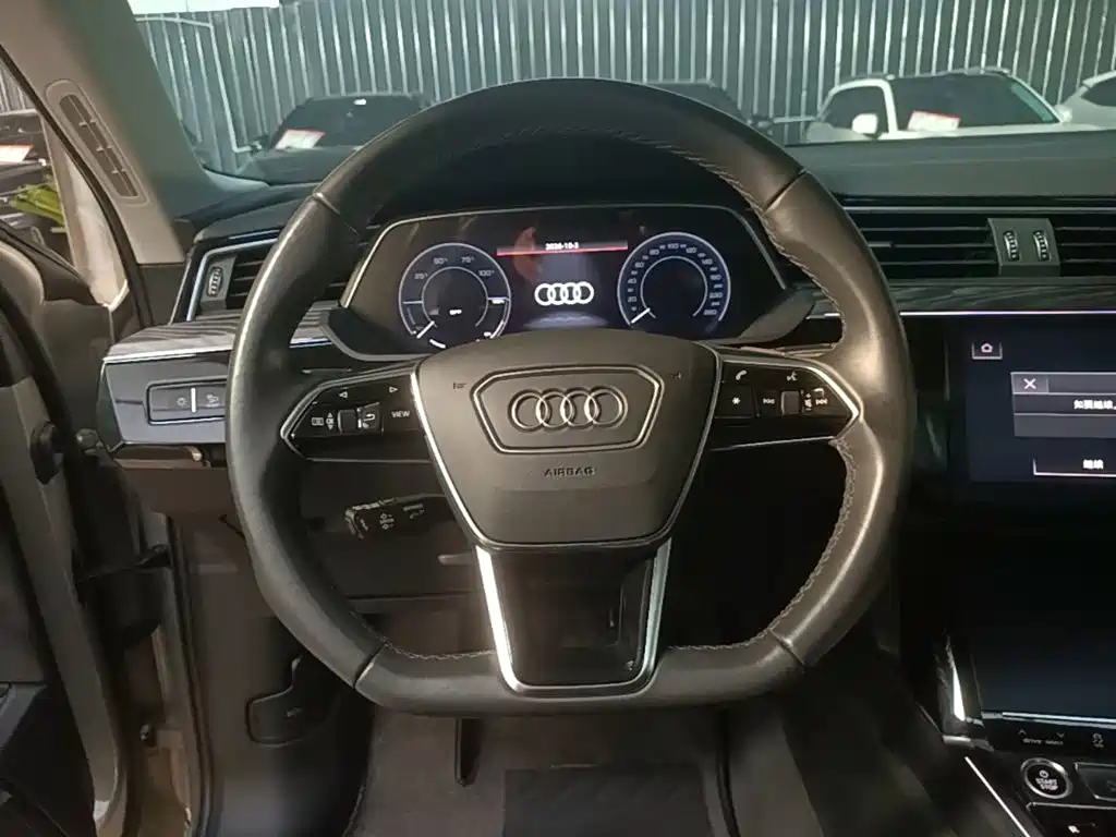 Audi e-tron — фото 11