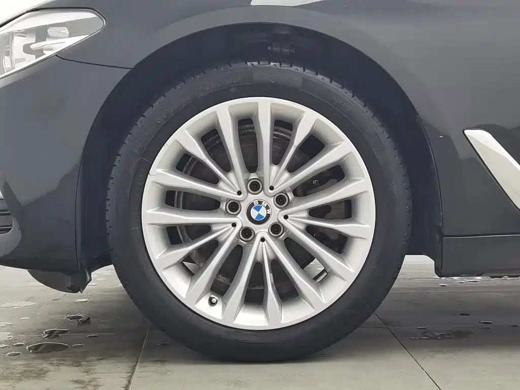BMW 5 Series — фото 17