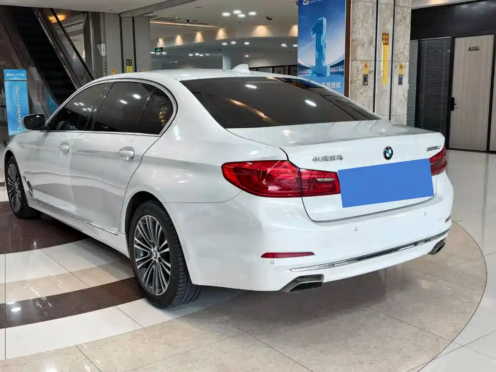 BMW 5 Series — фото 14