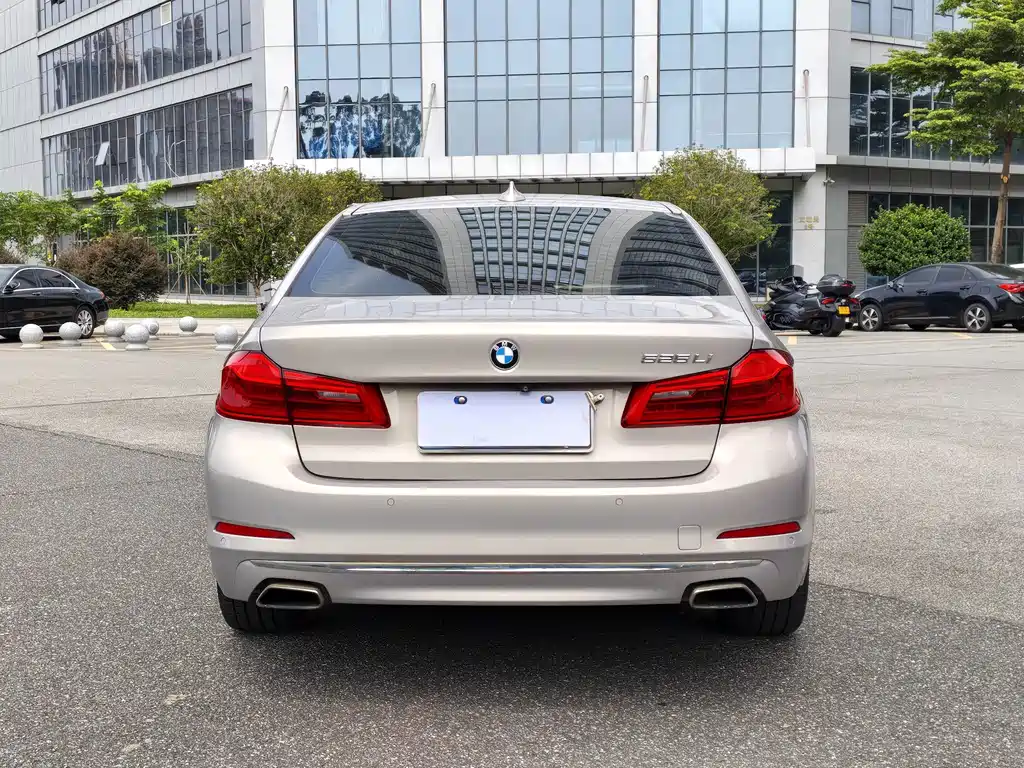 BMW 5 Series — фото 15