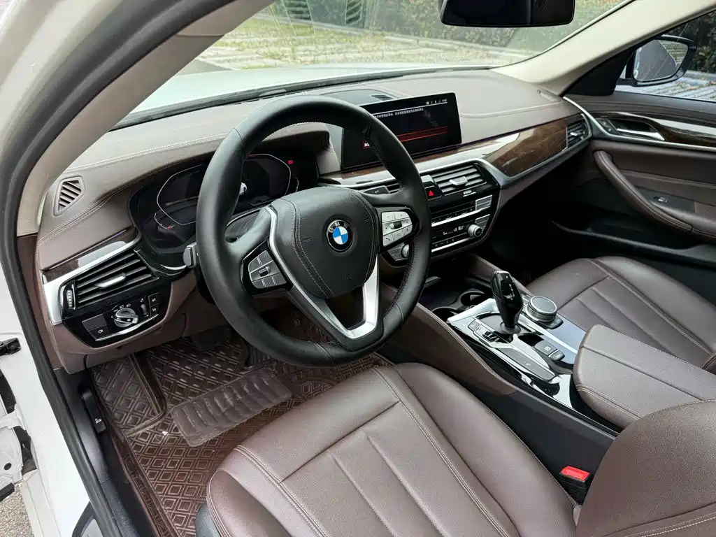 BMW 5 Series — фото 14