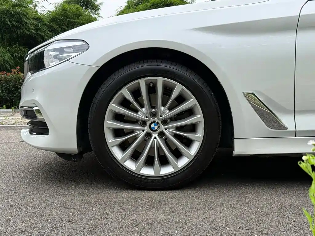BMW 5 Series — фото 9