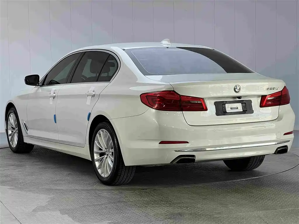 BMW 5 Series — фото 25