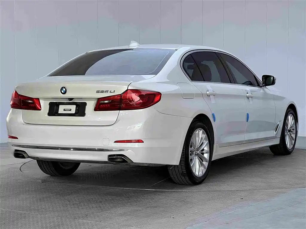 BMW 5 Series — фото 26