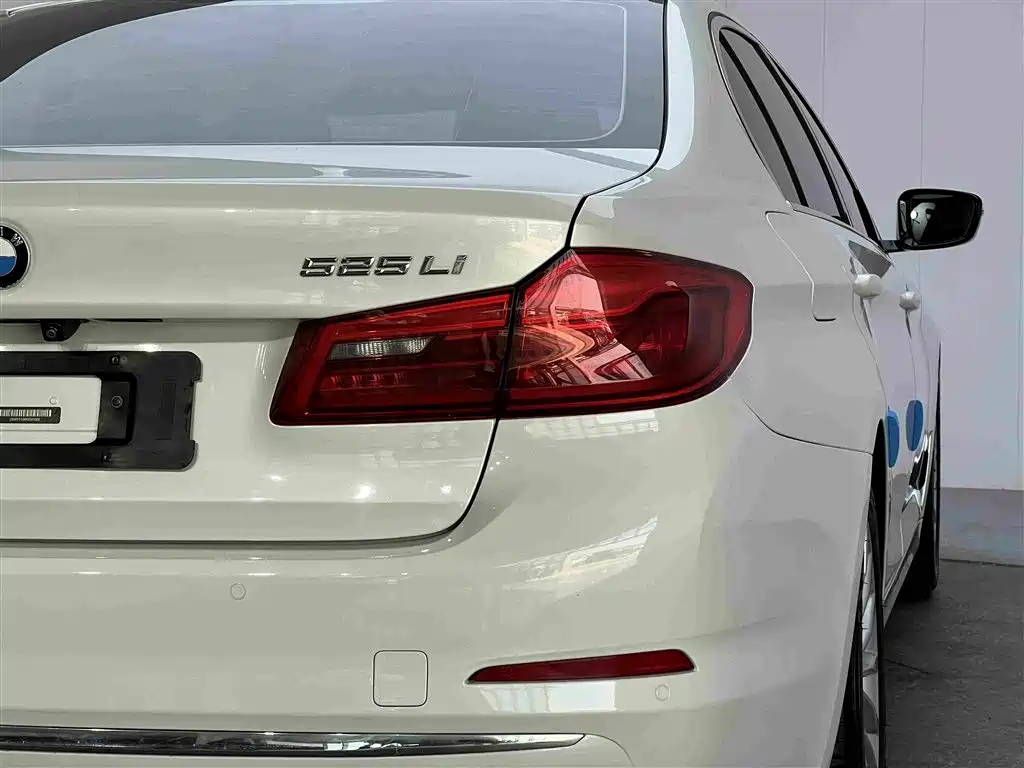 BMW 5 Series — фото 27