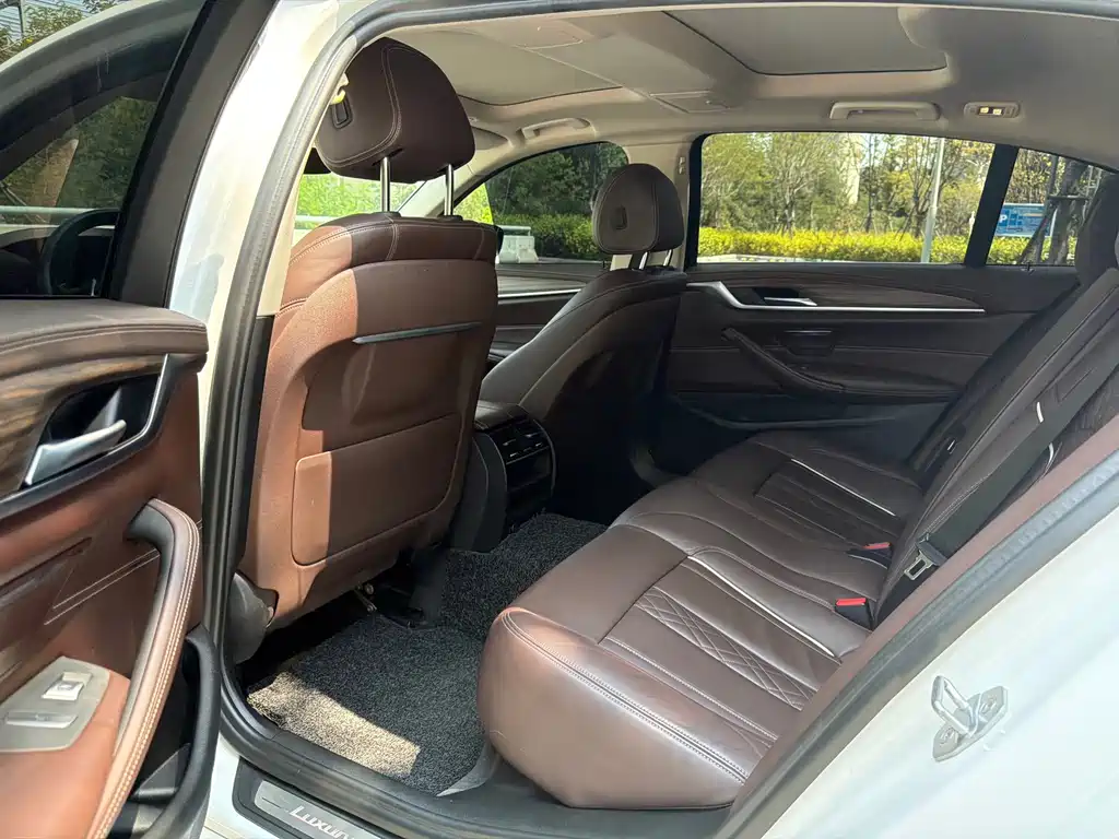 BMW 5 Series — фото 10