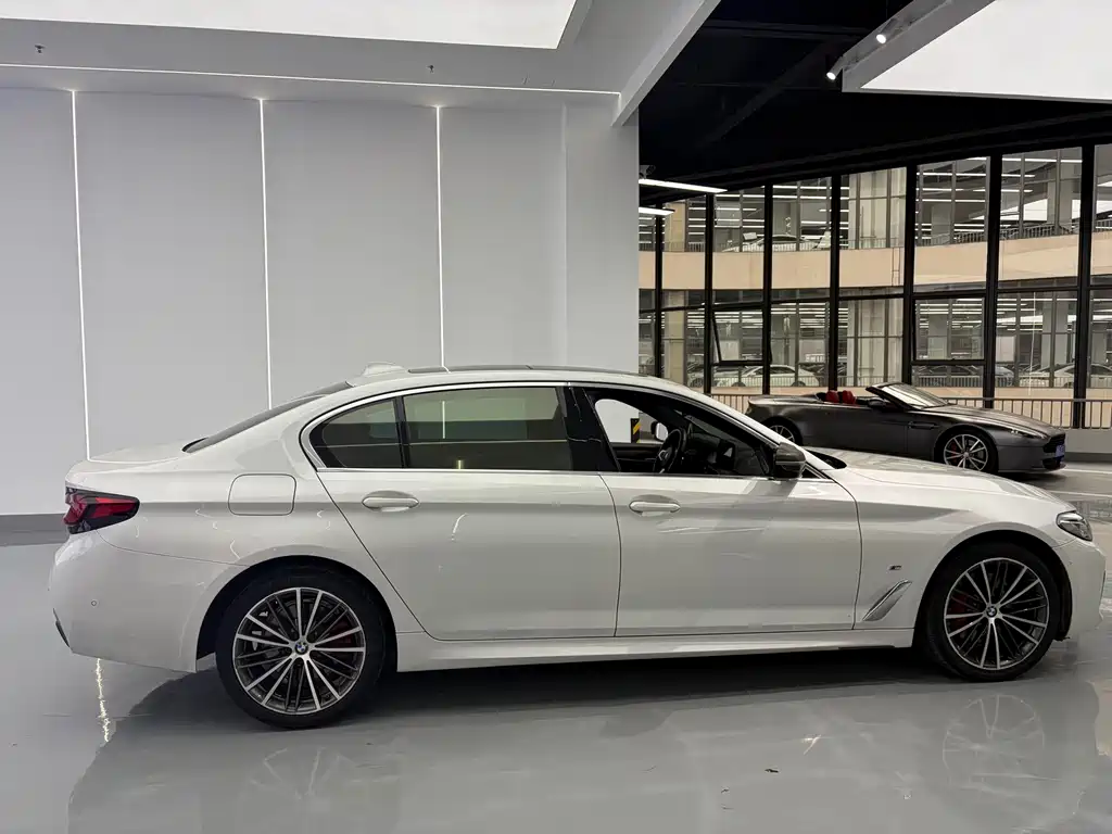BMW 5 Series — фото 14