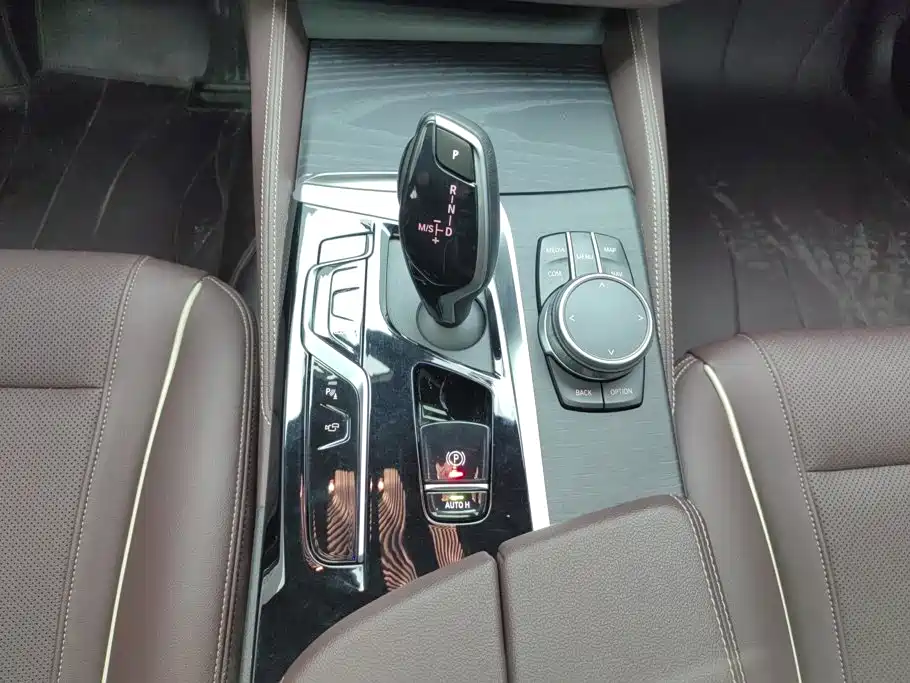 BMW 5 Series — фото 16