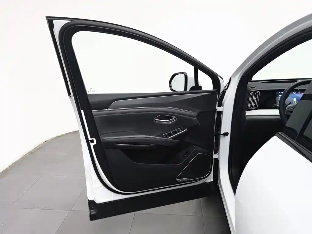 BYD L DM-i — фото 8